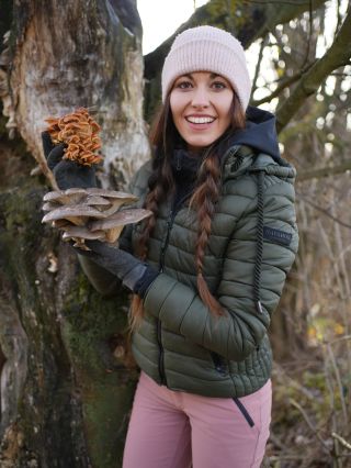 Nová houbařina je venku na YouTube Šumavská houbička 😍🍄 Naučím tě najít a poznat zimní houby ❄️🍄‍🟫 Dva košíky mi naplnila...